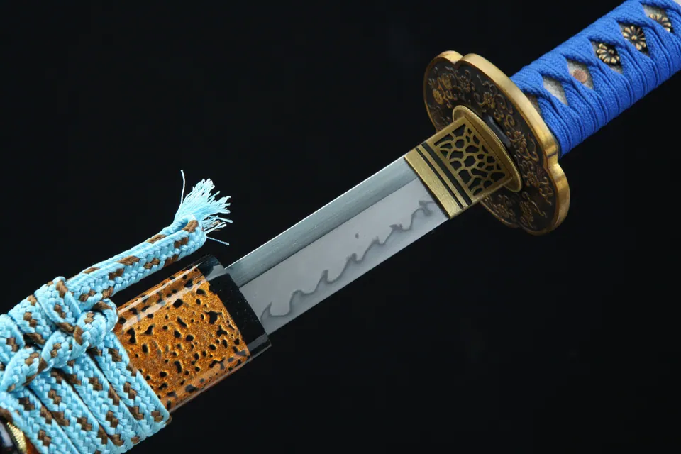 Katana Kikumon en acier 1095, hamon en griffe, tsuba en cuivre doré, vue 4