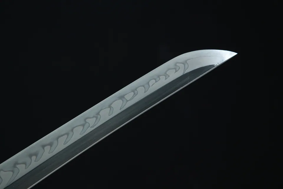 Katana Kikumon en acier 1095, hamon en griffe, tsuba en cuivre doré, vue 5