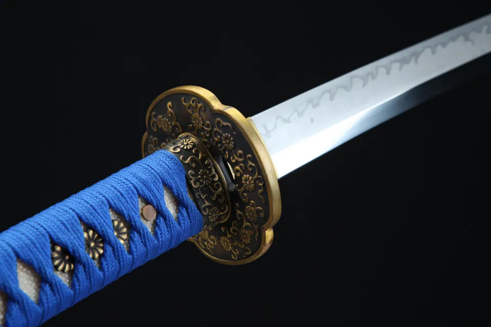 Katana Kikumon en acier 1095, hamon en griffe, tsuba en cuivre doré, vue 6