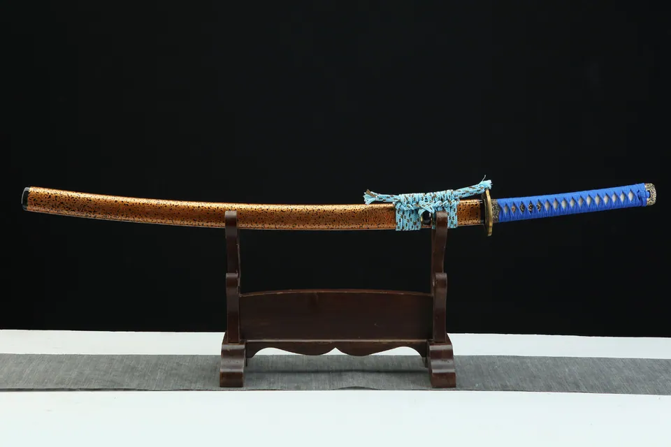 Katana Kikumon en acier 1095, hamon en griffe, tsuba en cuivre doré, vue 7