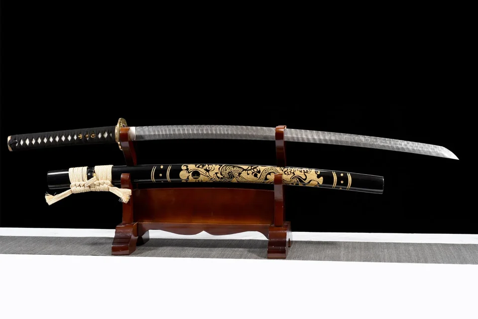 Katana Kinryū en acier de Damas, saya noire et dragon doré sculpté