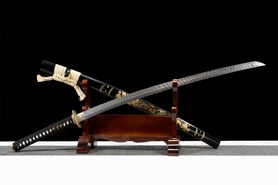 Katana Kinryū en acier de Damas, saya noire et dragon doré sculpté, vue 3
