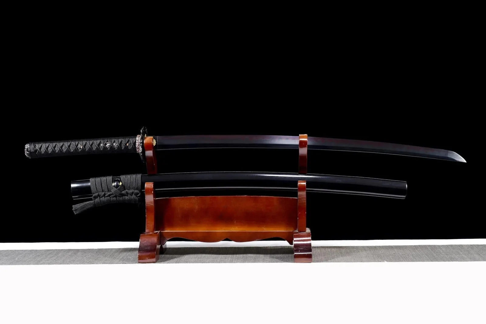 Katana Kokuenmaru en acier T10, hamon rouge, inspiré de One Piece, photo de couverture du guide « Sandai, Nidai, Shodai Kitetsu : les sabres de One Piece »