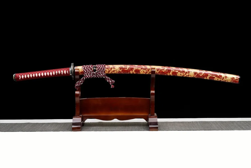 Katana Kōryūtō en acier kobuse, saya craquelé rouge et or, vue 2