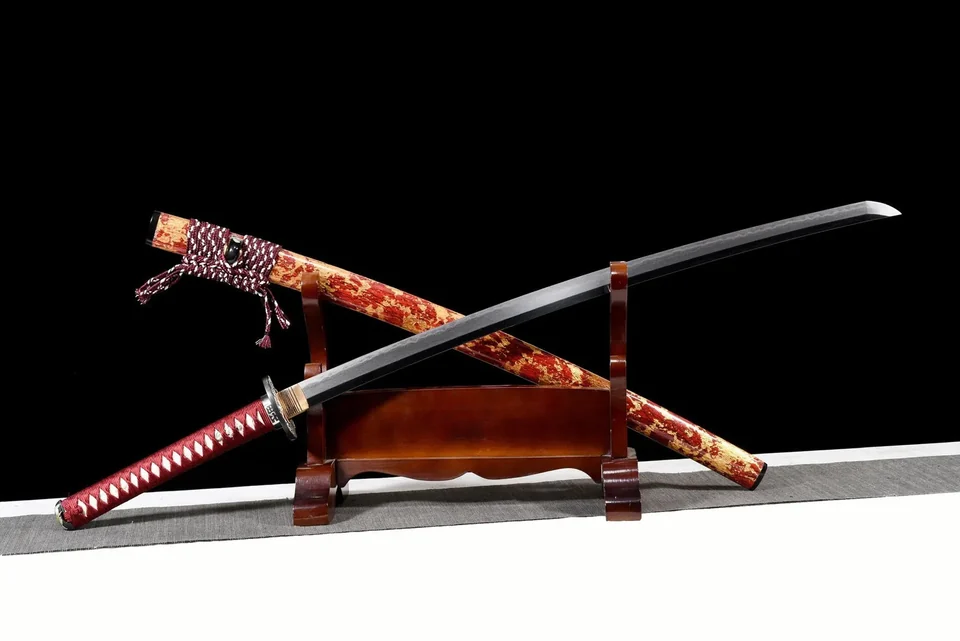 Katana Kōryūtō en acier kobuse, saya craquelé rouge et or, vue 3
