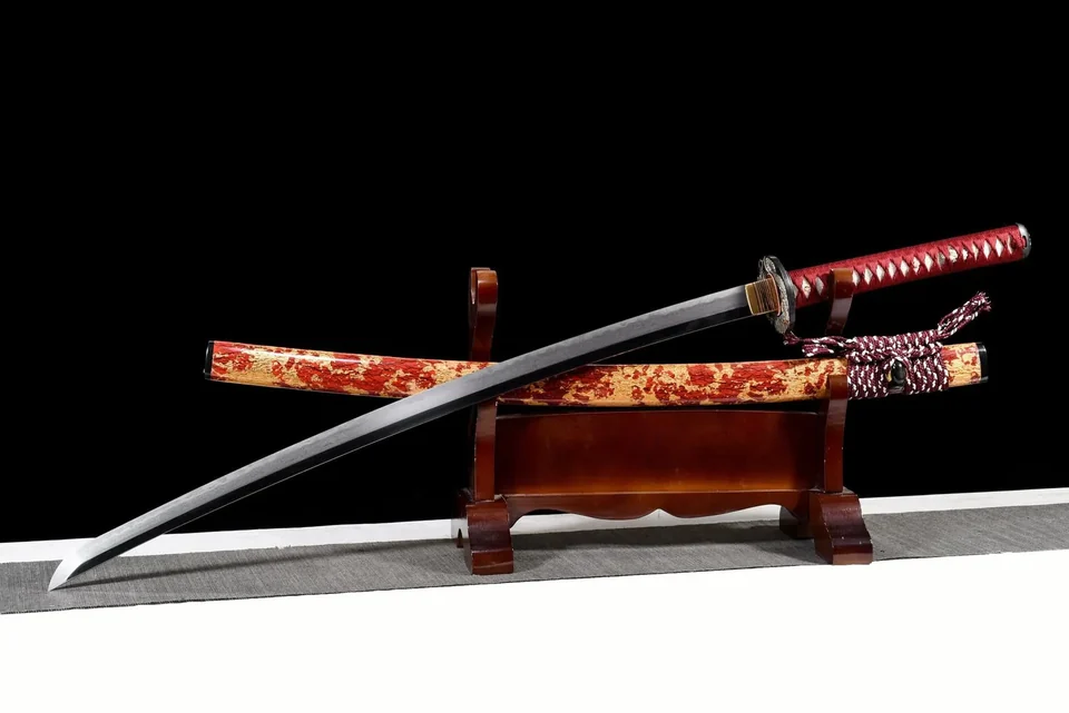 Katana Kōryūtō en acier kobuse, saya craquelé rouge et or, vue 4