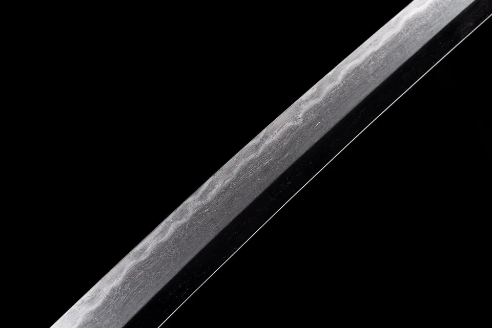 Katana Kōryūtō en acier kobuse, saya craquelé rouge et or, vue 6