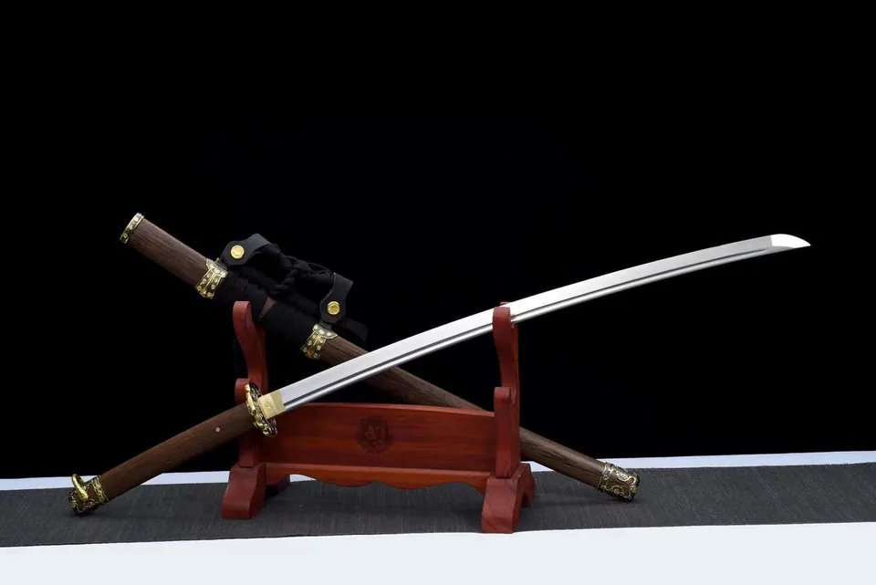 Katana Kouji en acier au manganèse avec bo-hi, kashira en laiton doré, vue 2