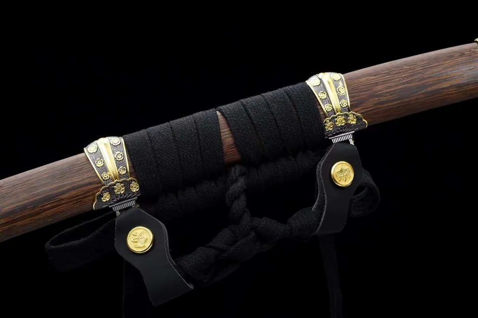 Katana Kouji en acier au manganèse avec bo-hi, kashira en laiton doré, vue 6