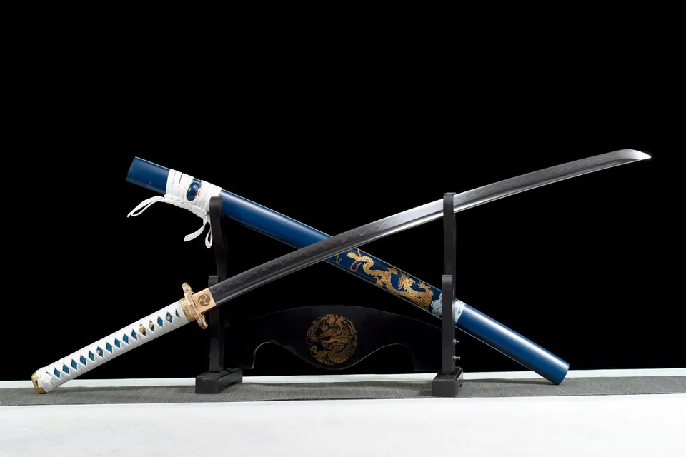 Katana Kurao en acier T10 avec bo-hi, saya bleu au dragon doré, vue 3