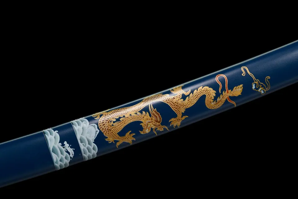Katana Kurao en acier T10 avec bo-hi, saya bleu au dragon doré, vue 4