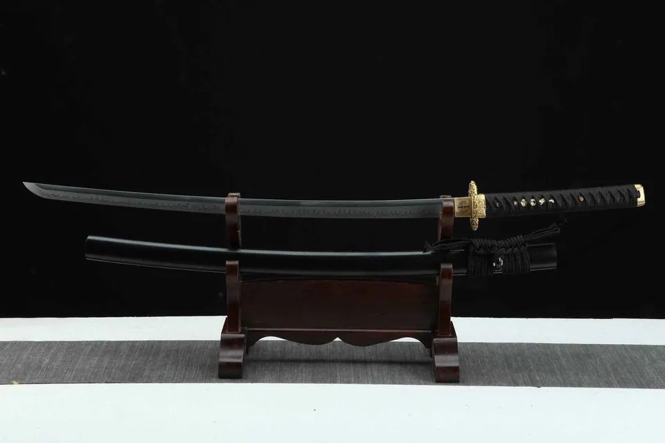 Katana Kuro en acier 1095 avec hamon, saya en magnolia laqué, vue 2