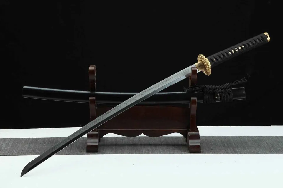 Katana Kuro en acier 1095 avec hamon, saya en magnolia laqué, vue 3