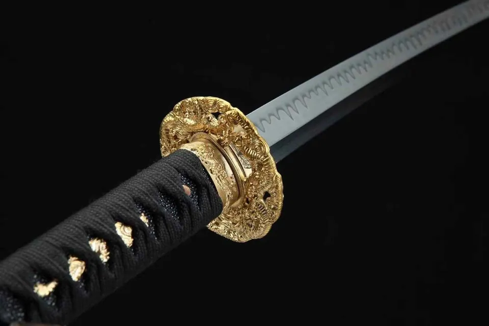 Katana Kuro en acier 1095 avec hamon, saya en magnolia laqué, vue 5