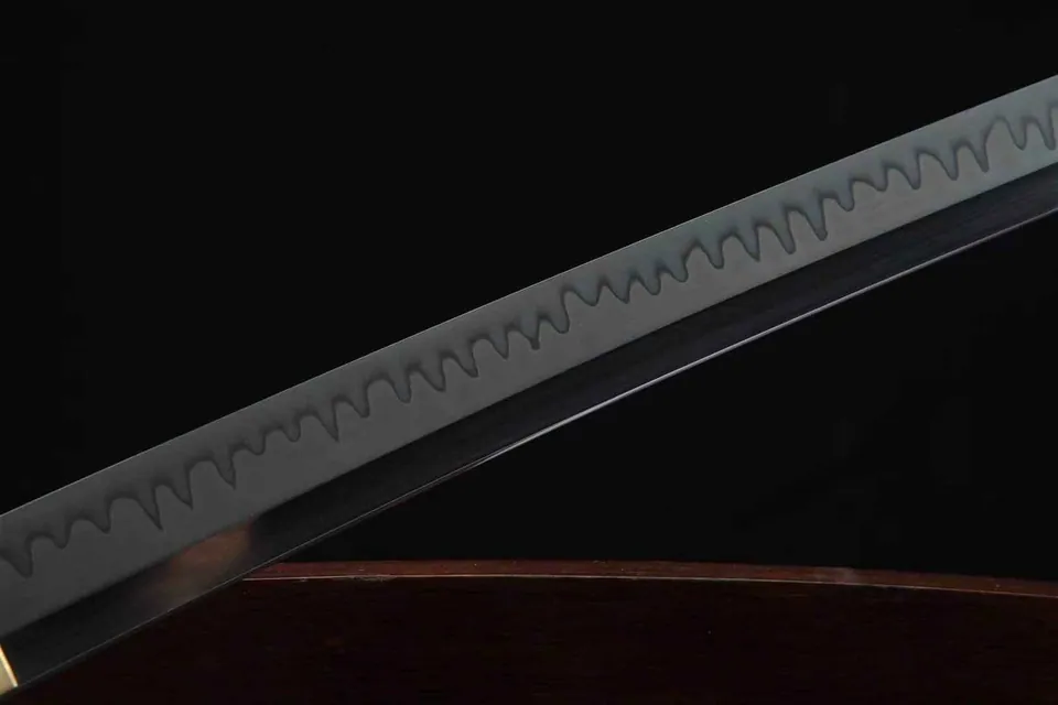 Katana Kuro en acier 1095 avec hamon, saya en magnolia laqué, vue 6