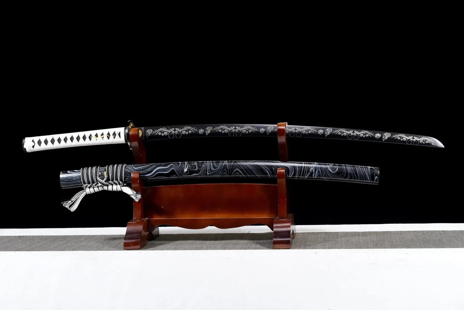 Katana Kurochō en acier 1060, finition noire mate, photo de couverture du guide « Le katana du samouraï : symbole, rites et idéal du bushidō »