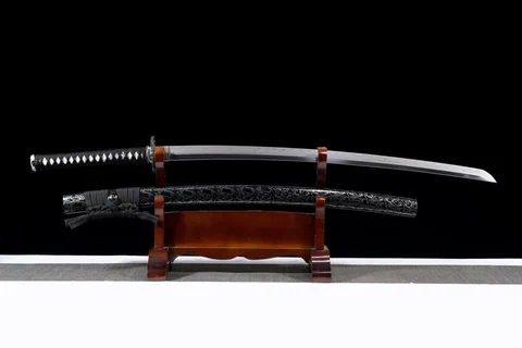 Katana Kurotaka en acier san mai, saya noir laqué en relief