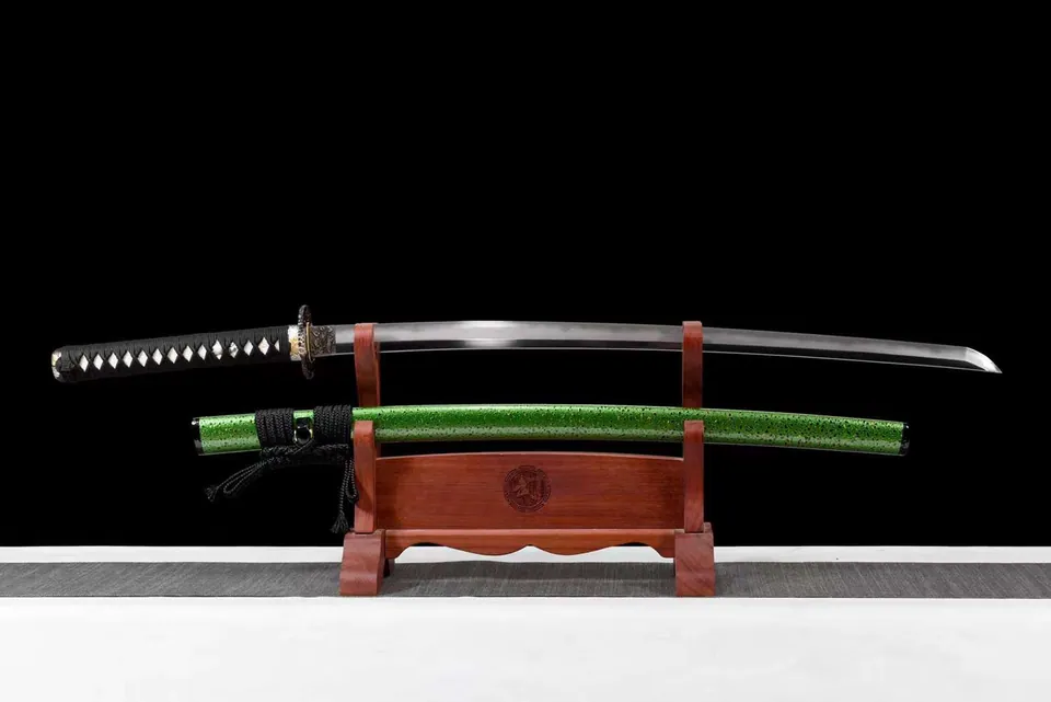 Katana Kusa en acier damas, hamon ondulé, saya vert et tsuba florale, acier damas · hamon