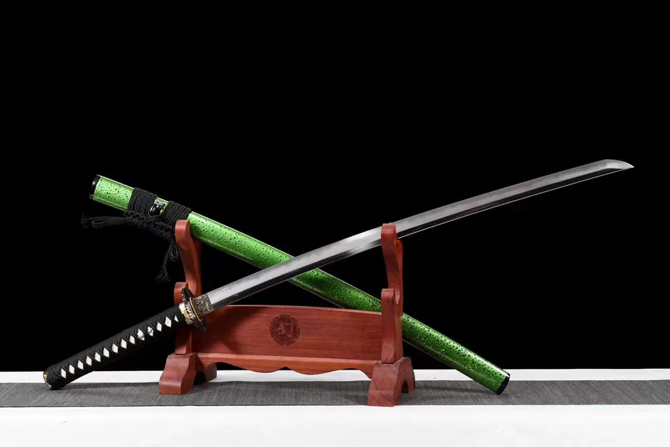 Katana Kusa en acier damas, hamon ondulé, saya vert et tsuba florale, vue 2