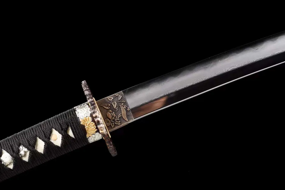 Katana Kusa en acier damas, hamon ondulé, saya vert et tsuba florale, vue 3