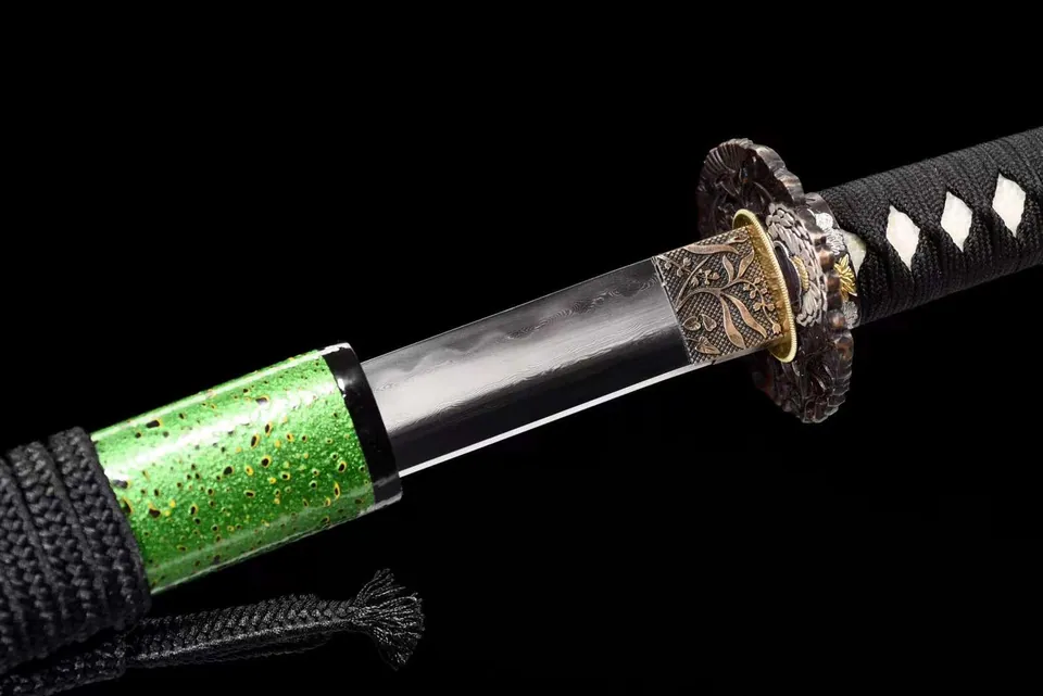 Katana Kusa en acier damas, hamon ondulé, saya vert et tsuba florale, vue 5