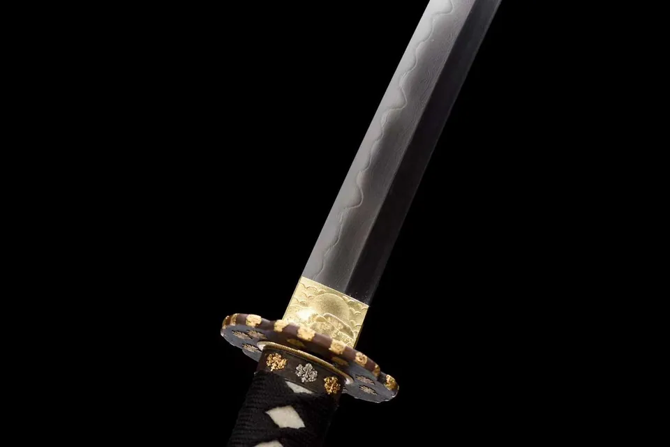 Katana Kyokujitsu en acier san mai T10 et Damas, saya noire aux sakura, vue 5