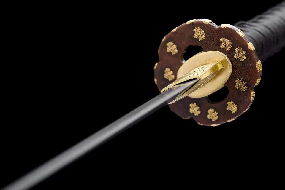 Katana Kyokujitsu en acier san mai T10 et Damas, saya noire aux sakura, vue 7