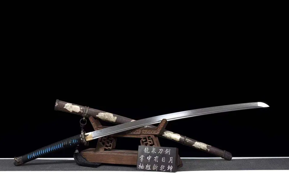 Katana Miyamoto en acier T10, saya et tsuba en cuivre sculpté