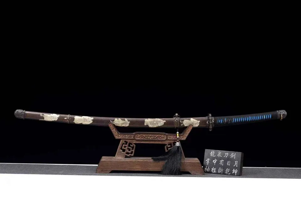Katana Miyamoto en acier T10, saya et tsuba en cuivre sculpté, vue 2