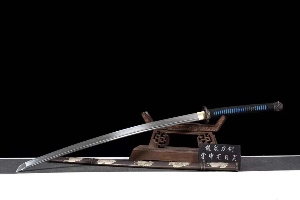 Katana Miyamoto en acier T10, saya et tsuba en cuivre sculpté, vue 3