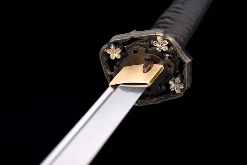 Katana Miyamoto en acier T10, saya et tsuba en cuivre sculpté, vue 6