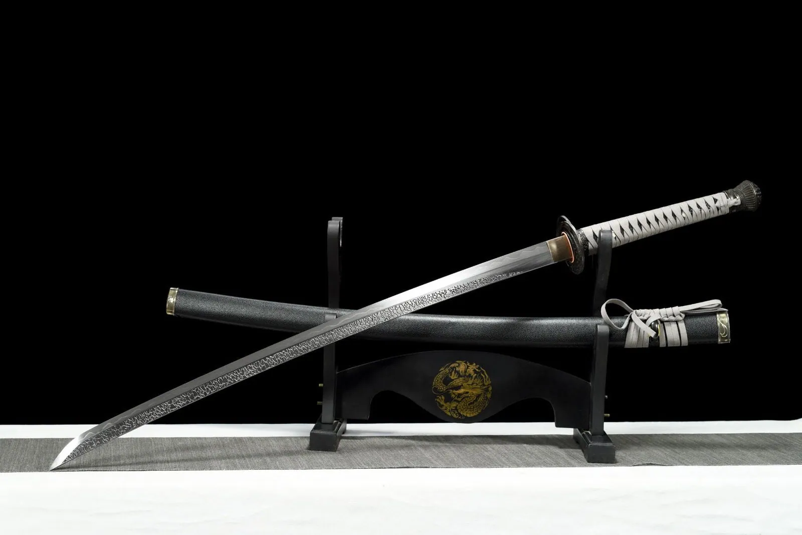 Katana Moonveil inspiré d'Elden Ring, acier T10 à hamon, photo de couverture du guide « Daishō : le couple katana et wakizashi du samouraï expliqué »