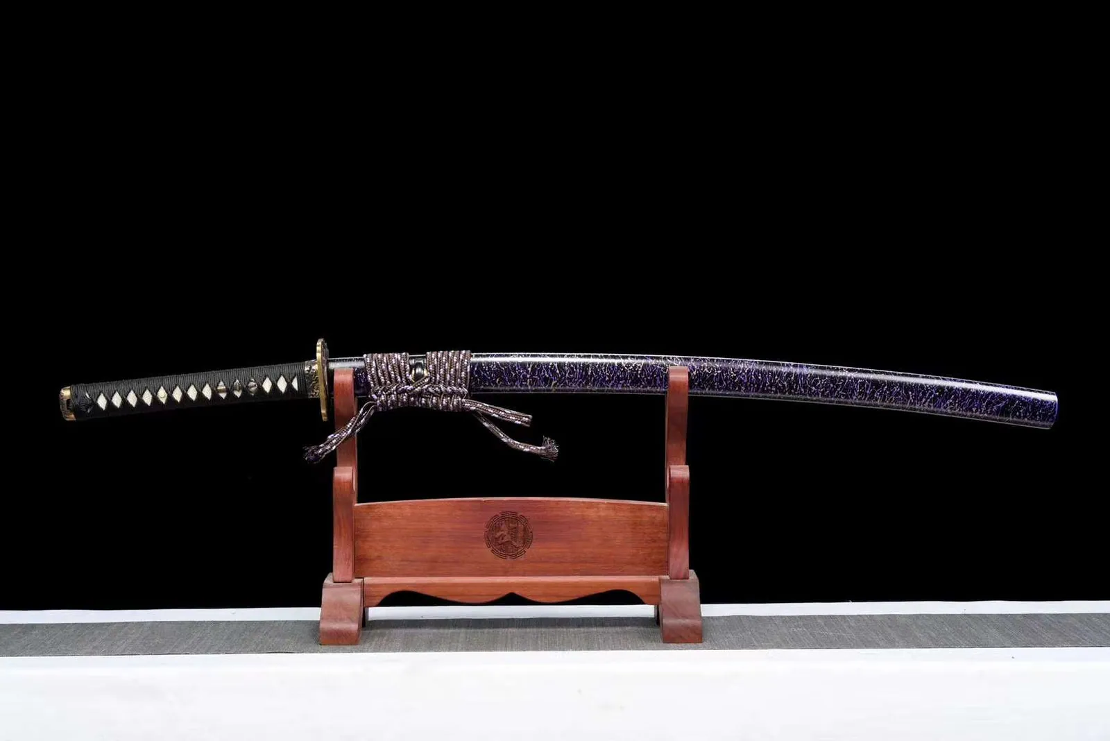 Katana Murasaki no Akuma en acier T10, saya noir et violet, photo de couverture du guide « Comment choisir son katana : acier, longueur, monture et usage »