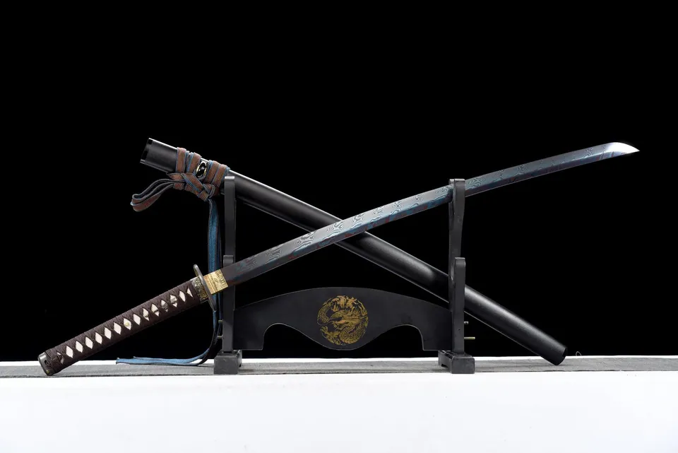 Katana Muromachi en acier de Damas, saya noire et sageo bleu et marron, vue 3