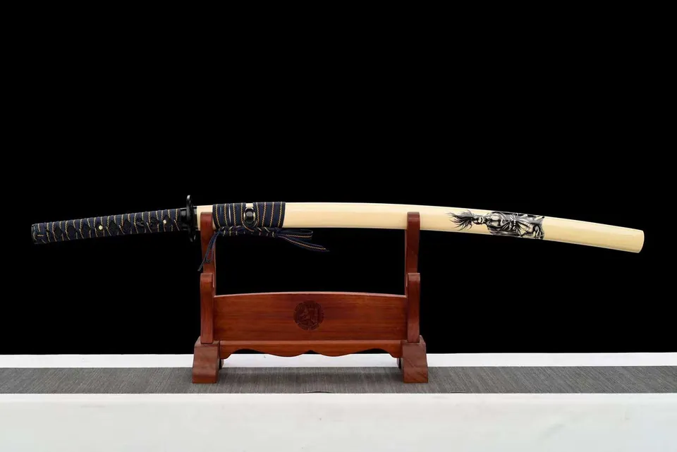 Katana Musashi en acier damas avec bo-hi, saya beige, sageo bleu, acier damas