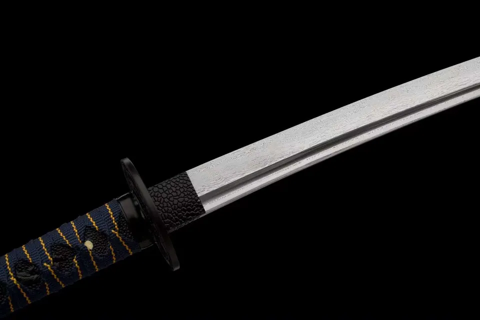 Katana Musashi en acier damas avec bo-hi, saya beige, sageo bleu, vue 3