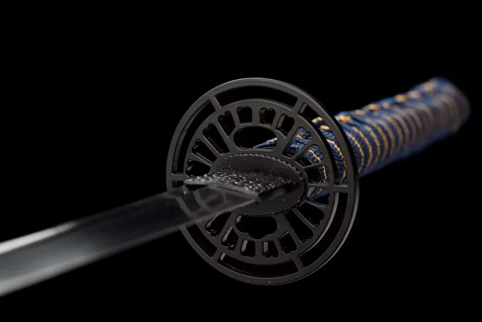 Katana Musashi en acier damas avec bo-hi, saya beige, sageo bleu, vue 4