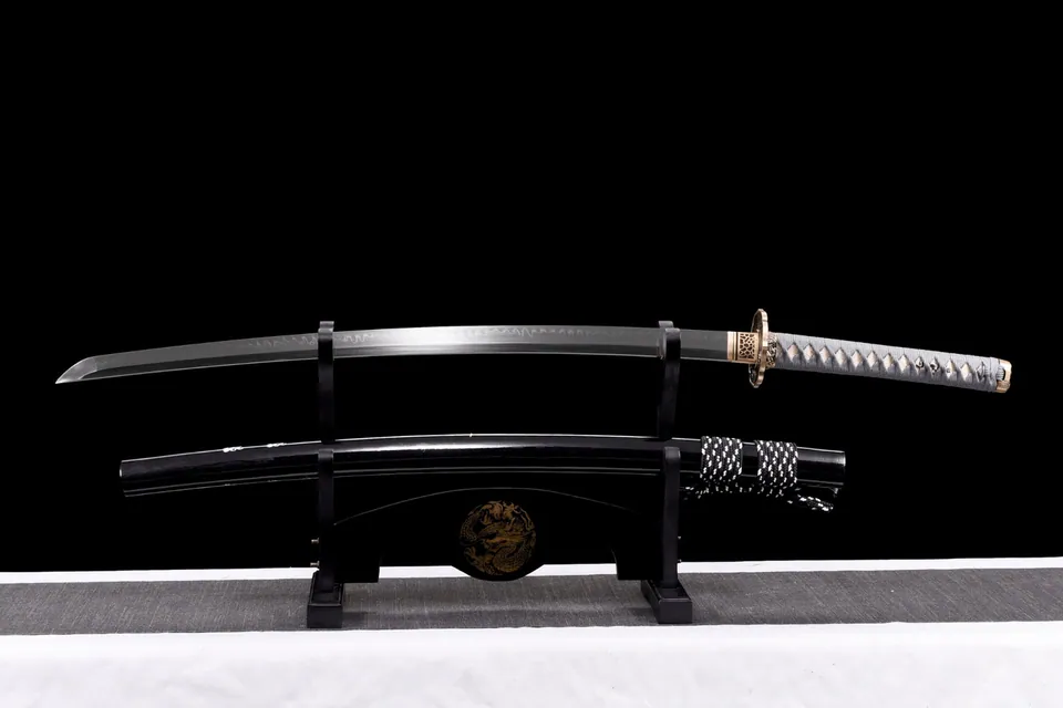 Katana Nami en acier T10 avec hamon, saya laqué au motif de dragon, acier t10 · hamon