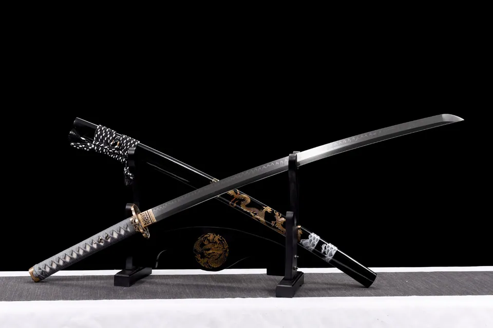 Katana Nami en acier T10 avec hamon, saya laqué au motif de dragon, vue 2