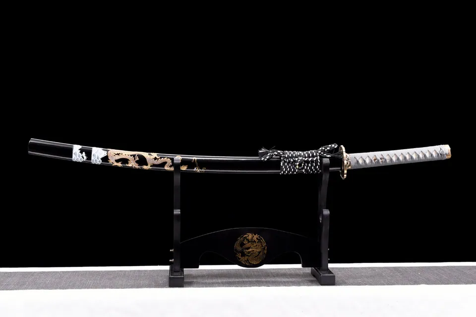 Katana Nami en acier T10 avec hamon, saya laqué au motif de dragon, vue 3