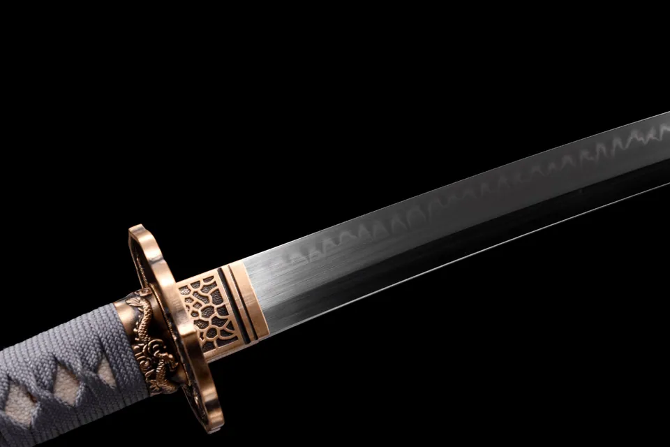 Katana Nami en acier T10 avec hamon, saya laqué au motif de dragon, vue 4