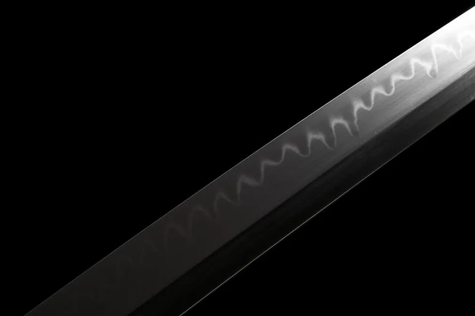 Katana Nami en acier T10 avec hamon, saya laqué au motif de dragon, vue 5