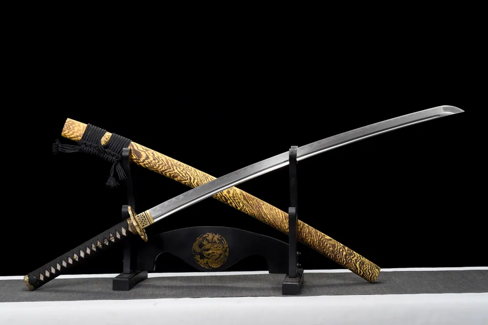 Katana Nara en acier T10 avec hamon et bo-hi, tsuba en cuivre doré, vue 2