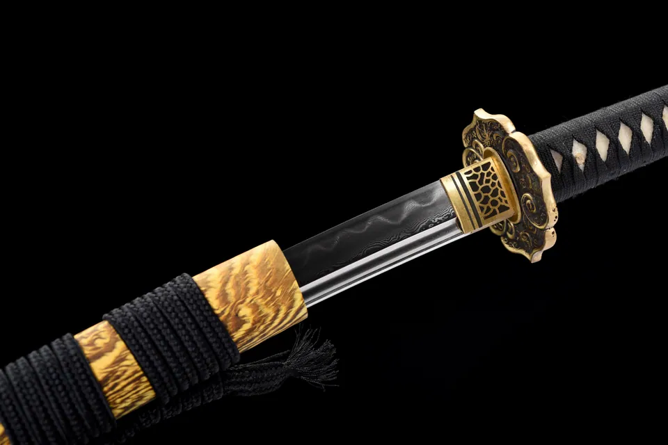 Katana Nara en acier T10 avec hamon et bo-hi, tsuba en cuivre doré, vue 5