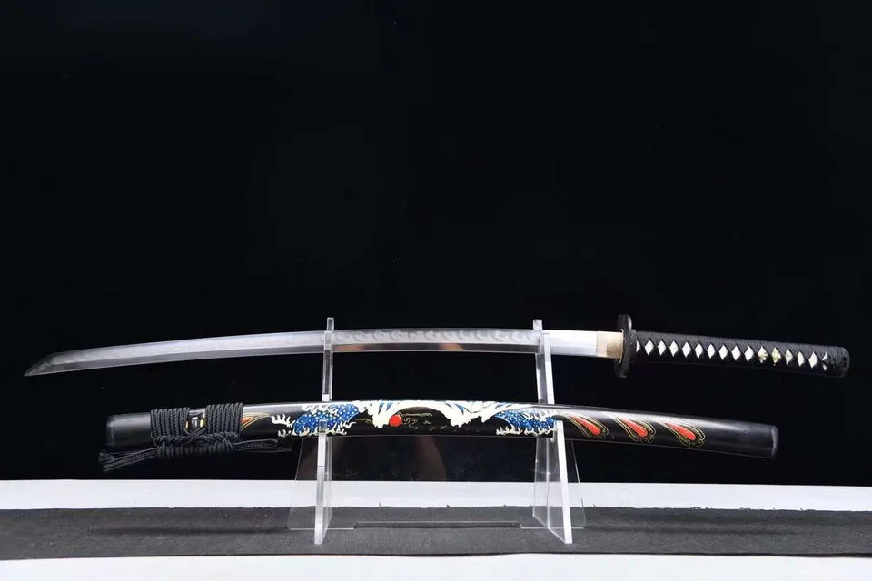 Katana Nihon en acier T10, hamon en flamme et saya noir peint, acier t10 · hamon