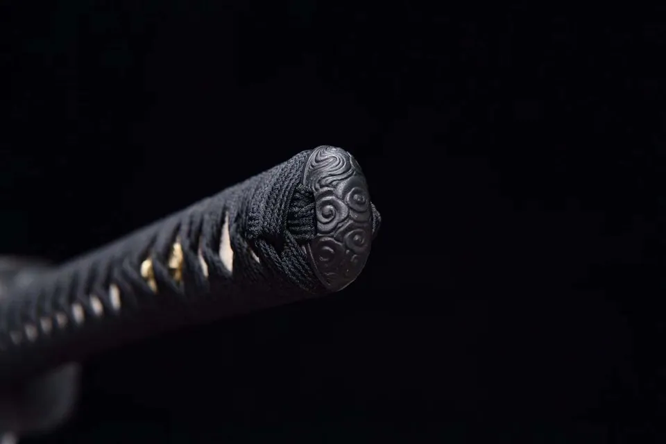 Katana Nihon en acier T10, hamon en flamme et saya noir peint, vue 2