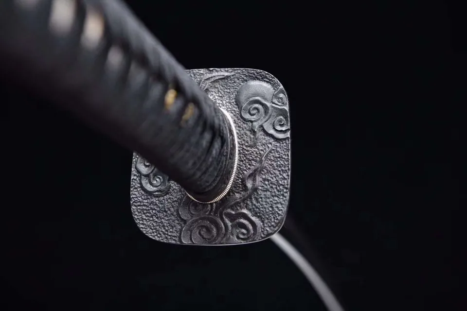 Katana Nihon en acier T10, hamon en flamme et saya noir peint, vue 4