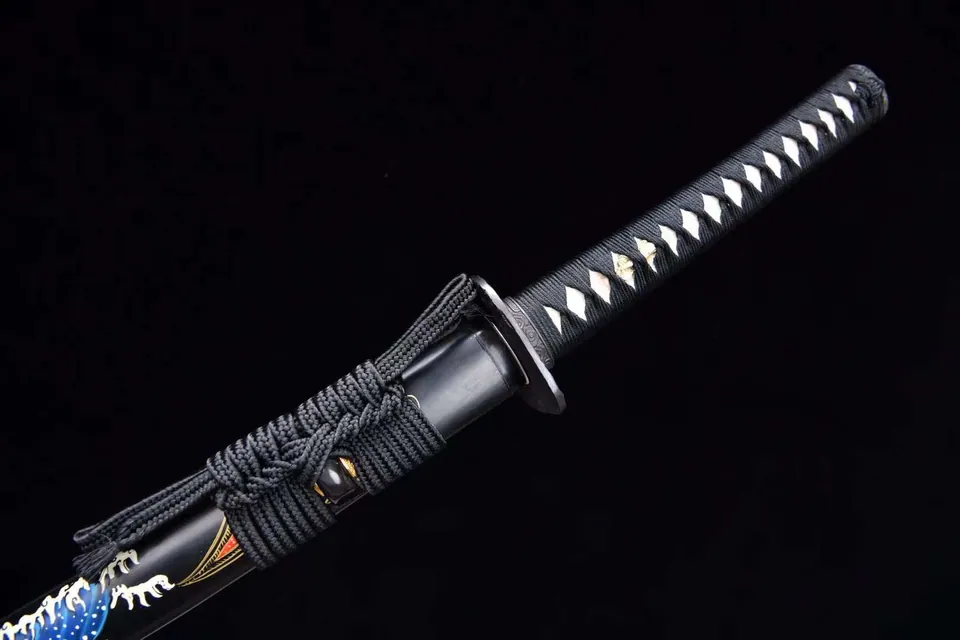 Katana Nihon en acier T10, hamon en flamme et saya noir peint, vue 5