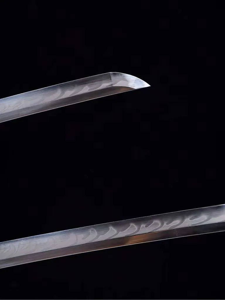 Katana Nihon en acier T10, hamon en flamme et saya noir peint, vue 6