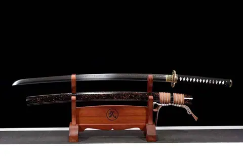Katana Ōchō en acier T10 avec hamon, saya en bois laqué noir